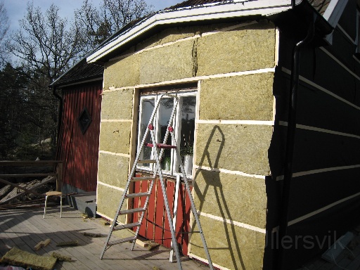 IMG_0117.JPG - Mot sjön(det skall vara nya altandörrar där fönstret är därav ingen isolering under fönstret)