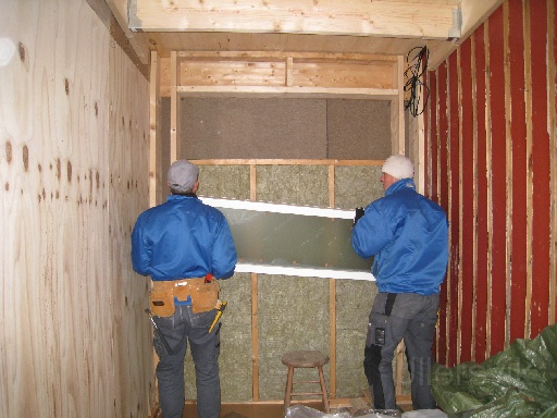 IMG_0369.JPG - Fönstret lyfts på plats