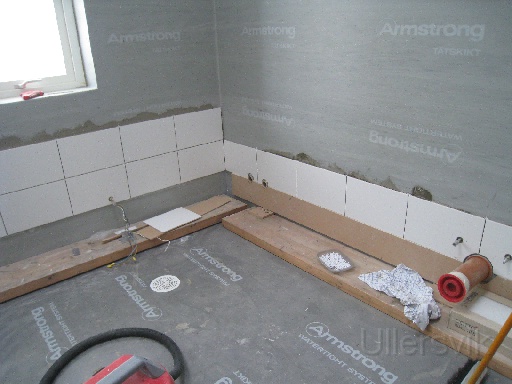 IMG_1974.JPG - Här är det tätskicktat med "Armstrong Watertight system"-matta samt kaklet en bit på väg