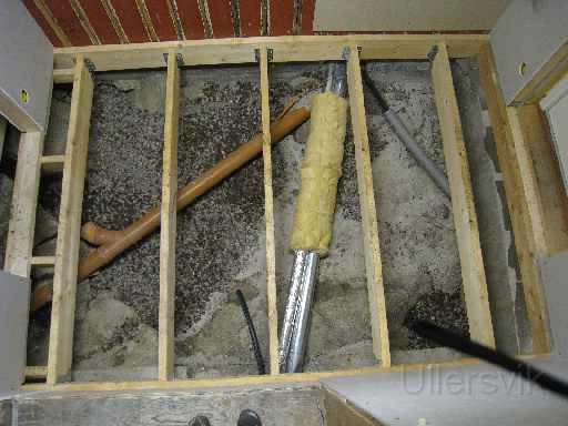 IMG_1225.JPG - Nu skall vi börja med slussens golv, natursten, avlopp och isolerade värmerör