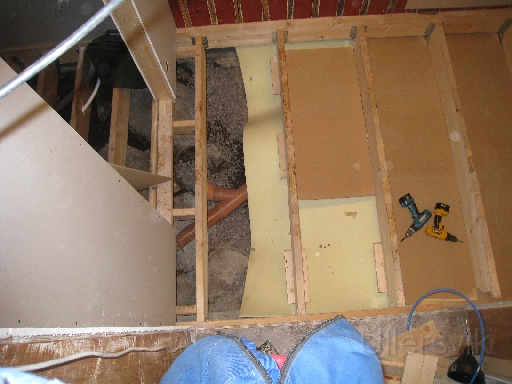 IMG_1235.JPG - Den gula är en 10mm tjock polytenmatta som fungerar som isolering och fuktspärr