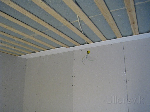 IMG_1287.JPG - Nu börjas det sättas innertak i sovrummet
